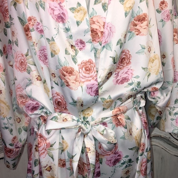 Soho Apparel Silky Floral on Cream Ground Kimono Robe with Self Belt Size 1XL - Picture 5 of 10